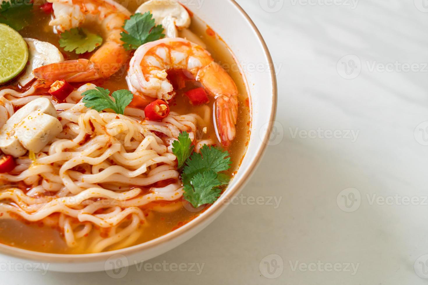 fideos instantáneos ramen en sopa picante con camarones, o tom yum kung - estilo de comida asiática foto