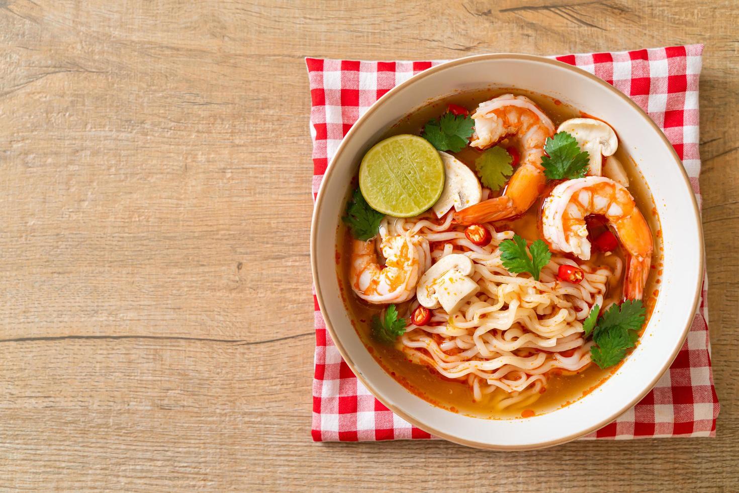 fideos instantáneos ramen en sopa picante con camarones, o tom yum kung - estilo de comida asiática foto