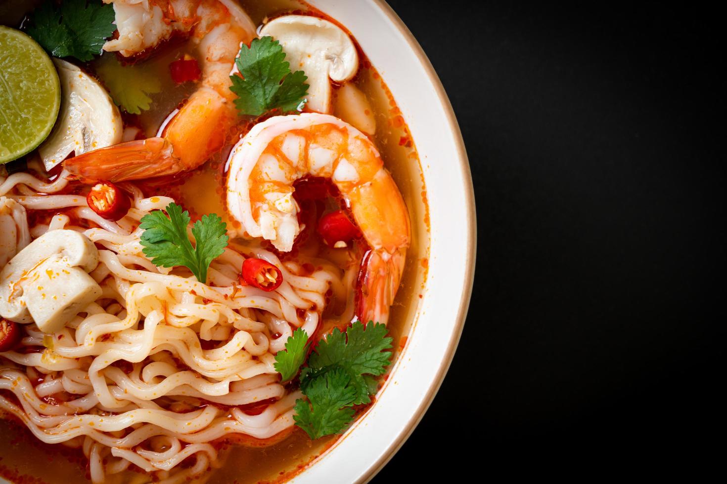 fideos instantáneos ramen en sopa picante con camarones, o tom yum kung - estilo de comida asiática foto