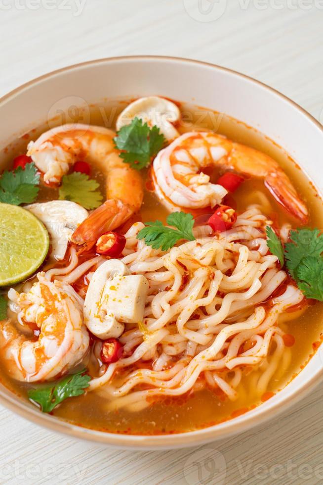 fideos instantáneos ramen en sopa picante con camarones, o tom yum kung - estilo de comida asiática foto