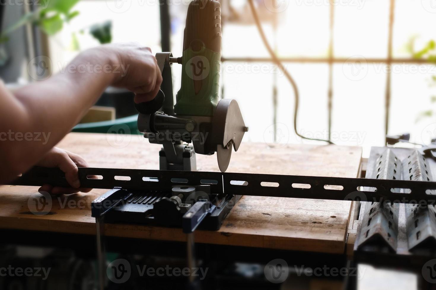 Craftsmen use iron cutters to assemble DIY projects during the holidays. photo