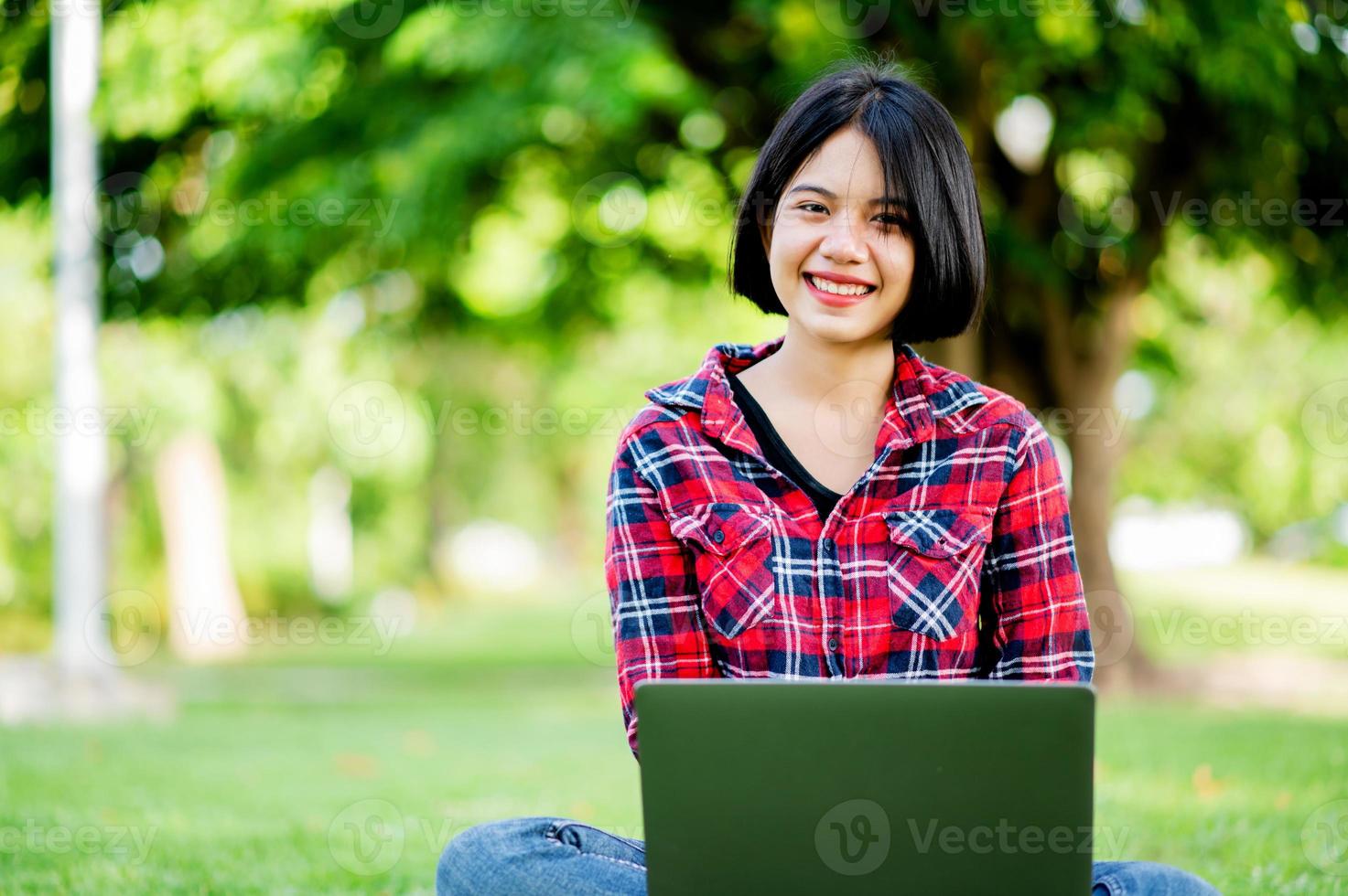 las mujeres asiáticas sonríen alegremente y portátil. trabajar en línea comunicación en línea mensajería aprendizaje en línea concepto de comunicación en línea foto