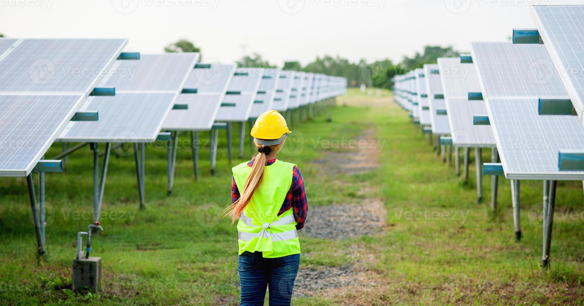 una joven ingeniera de células solares está trabajando duro. trabajando en energías alternativas energía solar foto