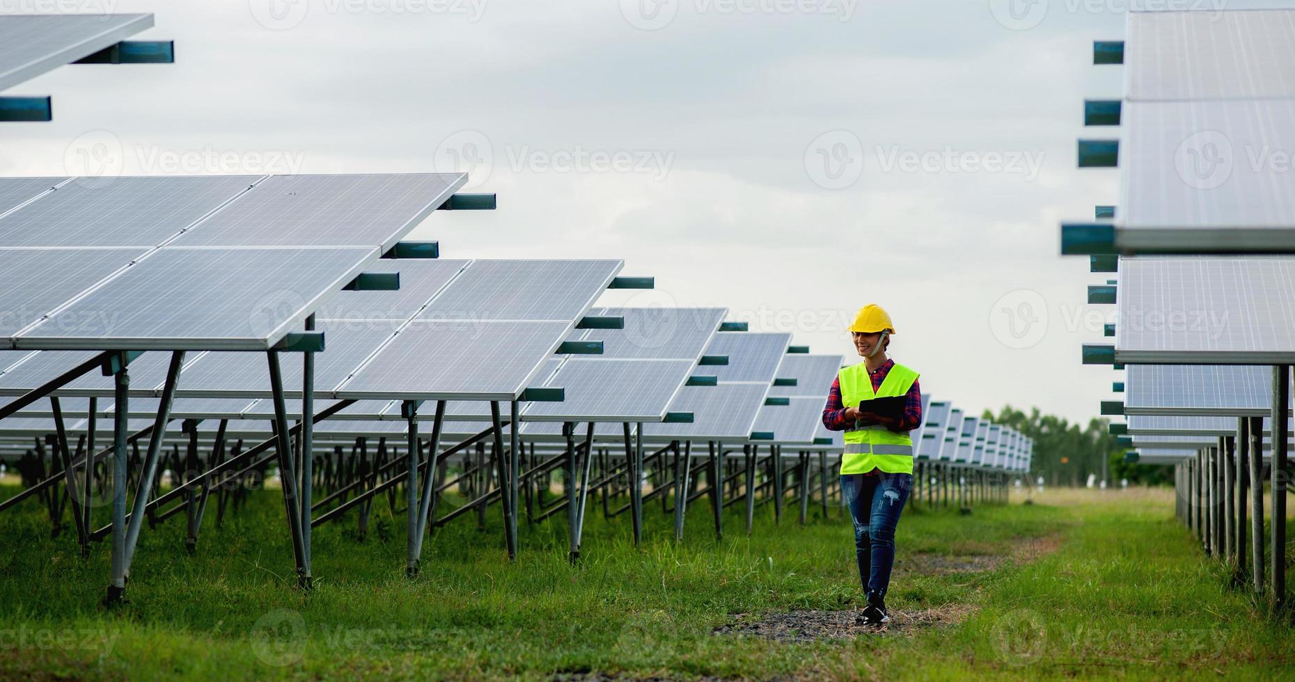 una joven ingeniera de células solares está trabajando duro. trabajando en energías alternativas energía solar foto