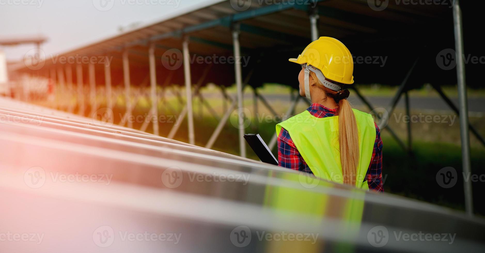 una joven ingeniera de células solares está trabajando duro. trabajando en energías alternativas energía solar foto