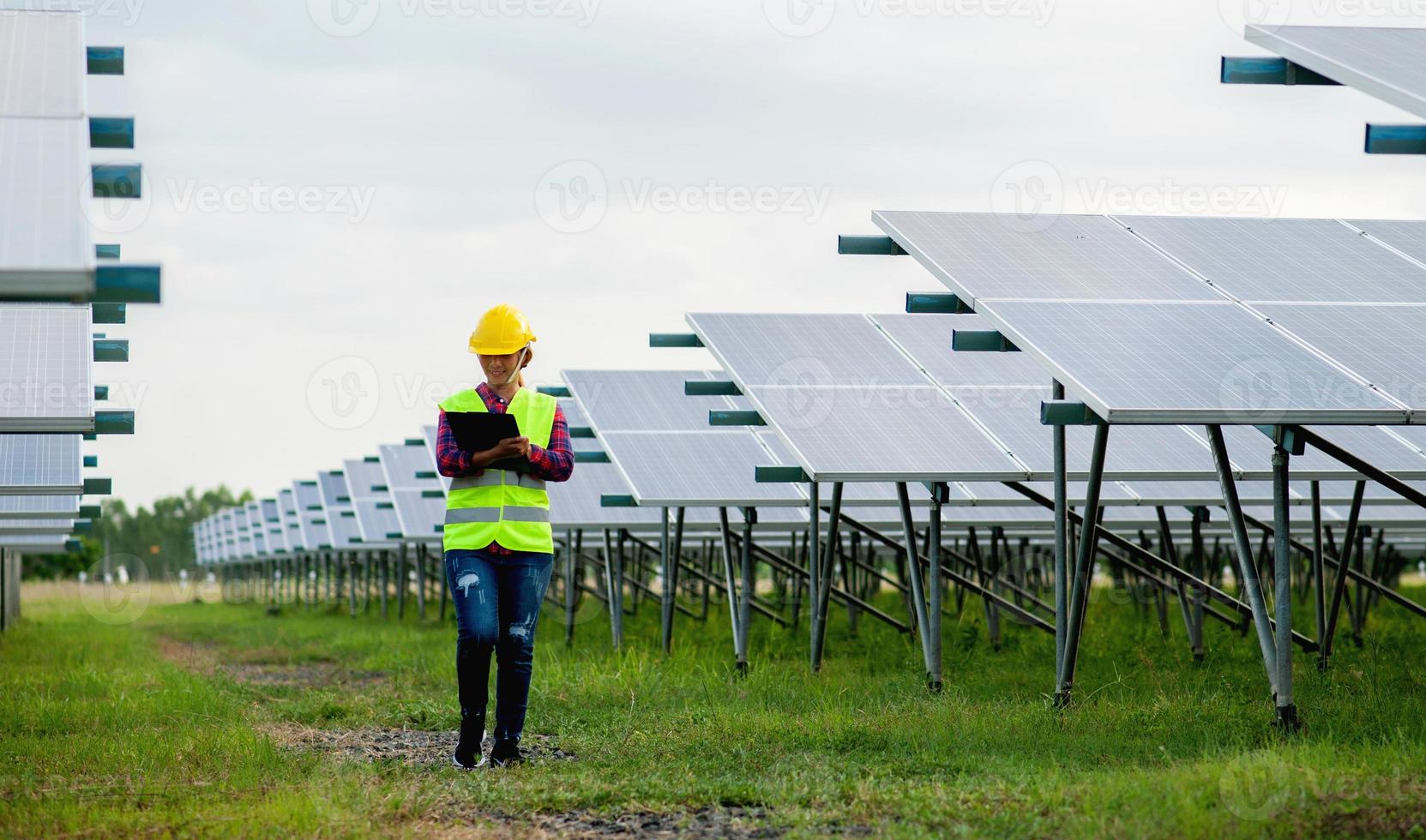 una joven ingeniera de células solares está trabajando duro. trabajando en energías alternativas energía solar foto