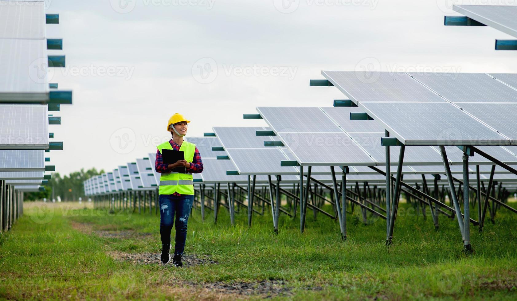 una joven ingeniera de células solares está trabajando duro. trabajando en energías alternativas energía solar foto