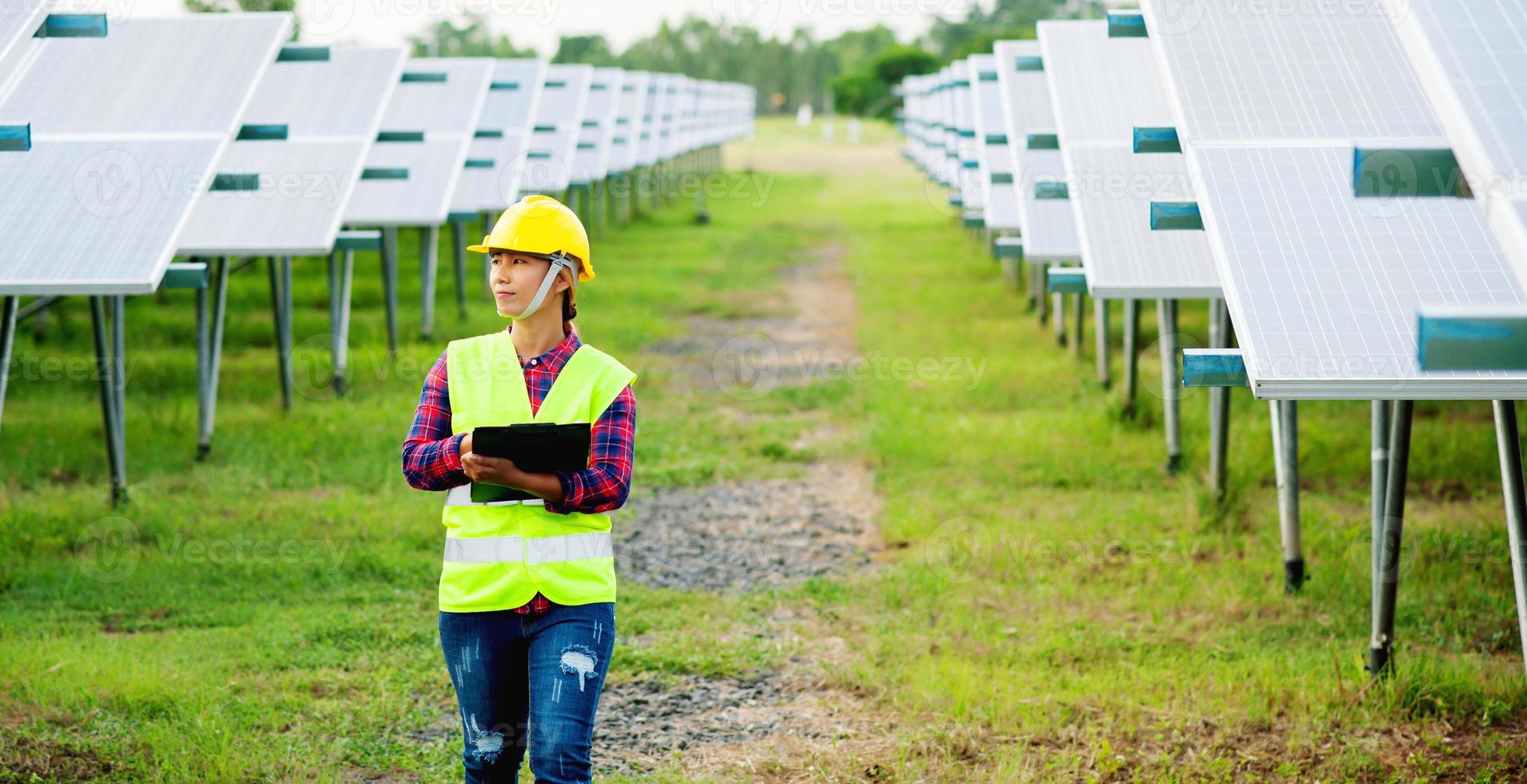 una joven ingeniera de células solares está trabajando duro. trabajando en energías alternativas energía solar foto