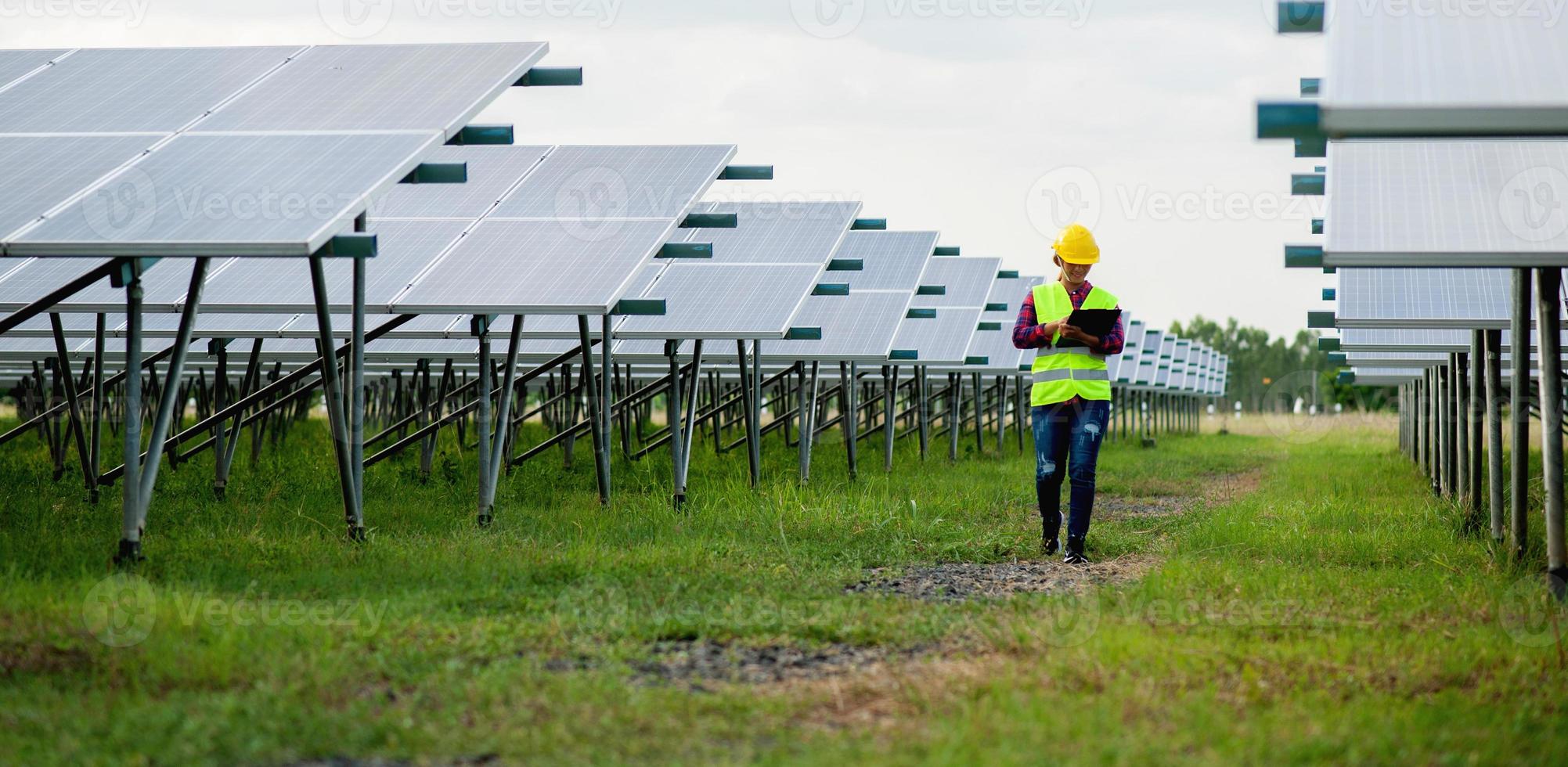 una joven ingeniera de células solares está trabajando duro. trabajando en energías alternativas energía solar foto