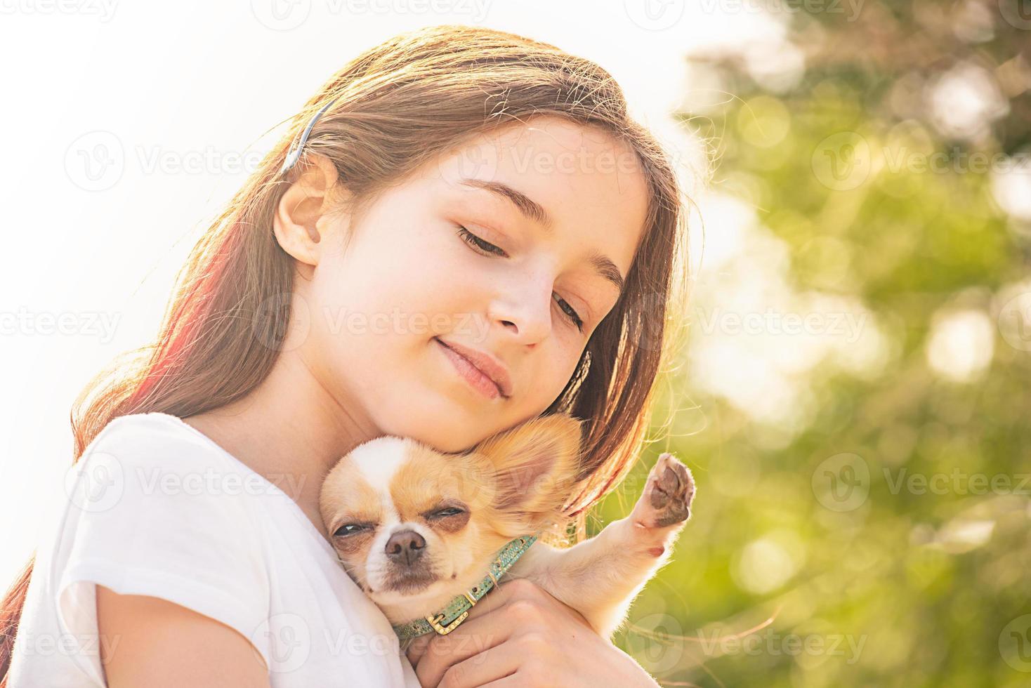 retrato de una niña, con su chihuahua. cachorro esponjoso. niña y un cachorro blanco. ternura, mascota. foto