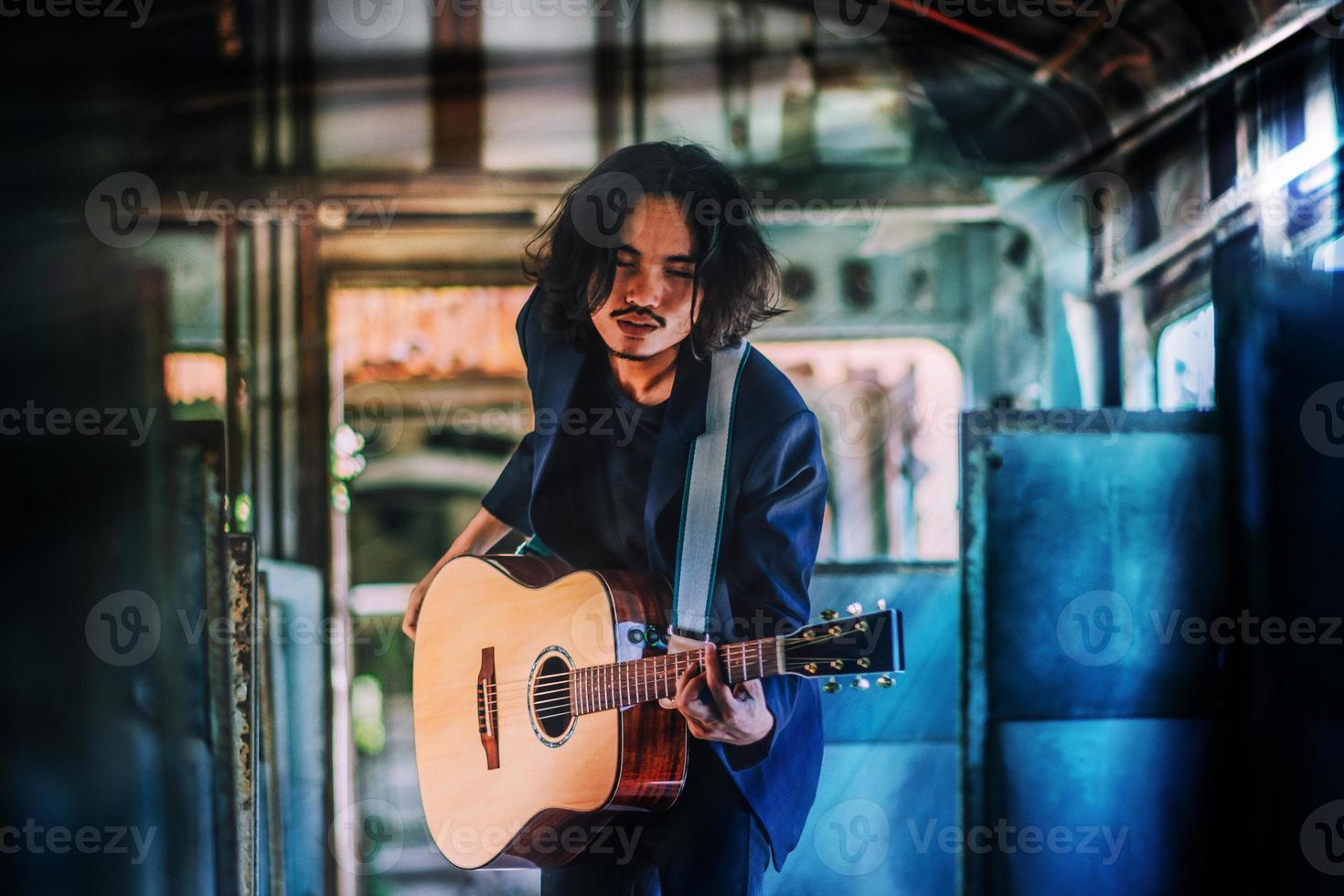 hombre tocando la guitarra rock tan emocionado entretenimiento musical, hombre tocando la guitarra en el tren foto