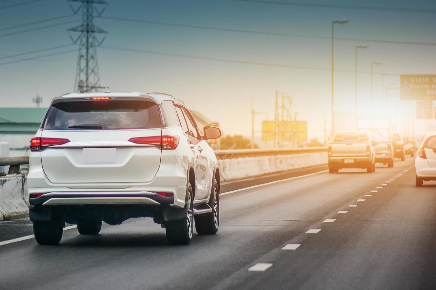 Conducción de automóviles en la carretera y asientos pequeños para automóviles de pasajeros en la carretera utilizados para viajes diarios. foto