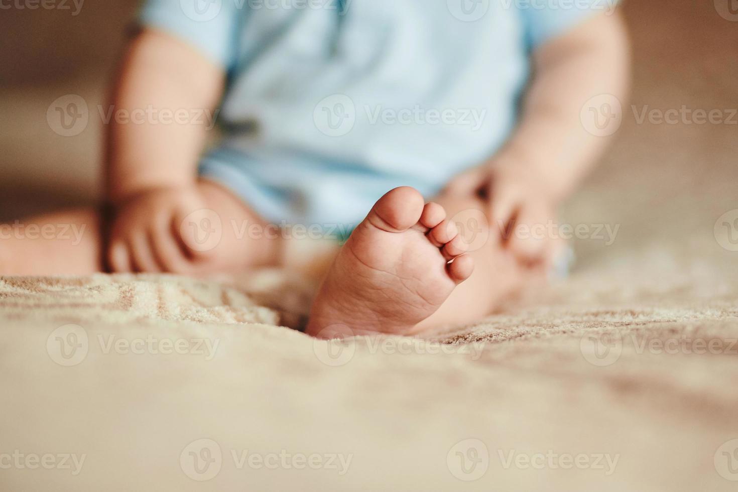 los pies de un niño pequeño. los dedos meñiques del recién nacido. lindos pies de bebé foto