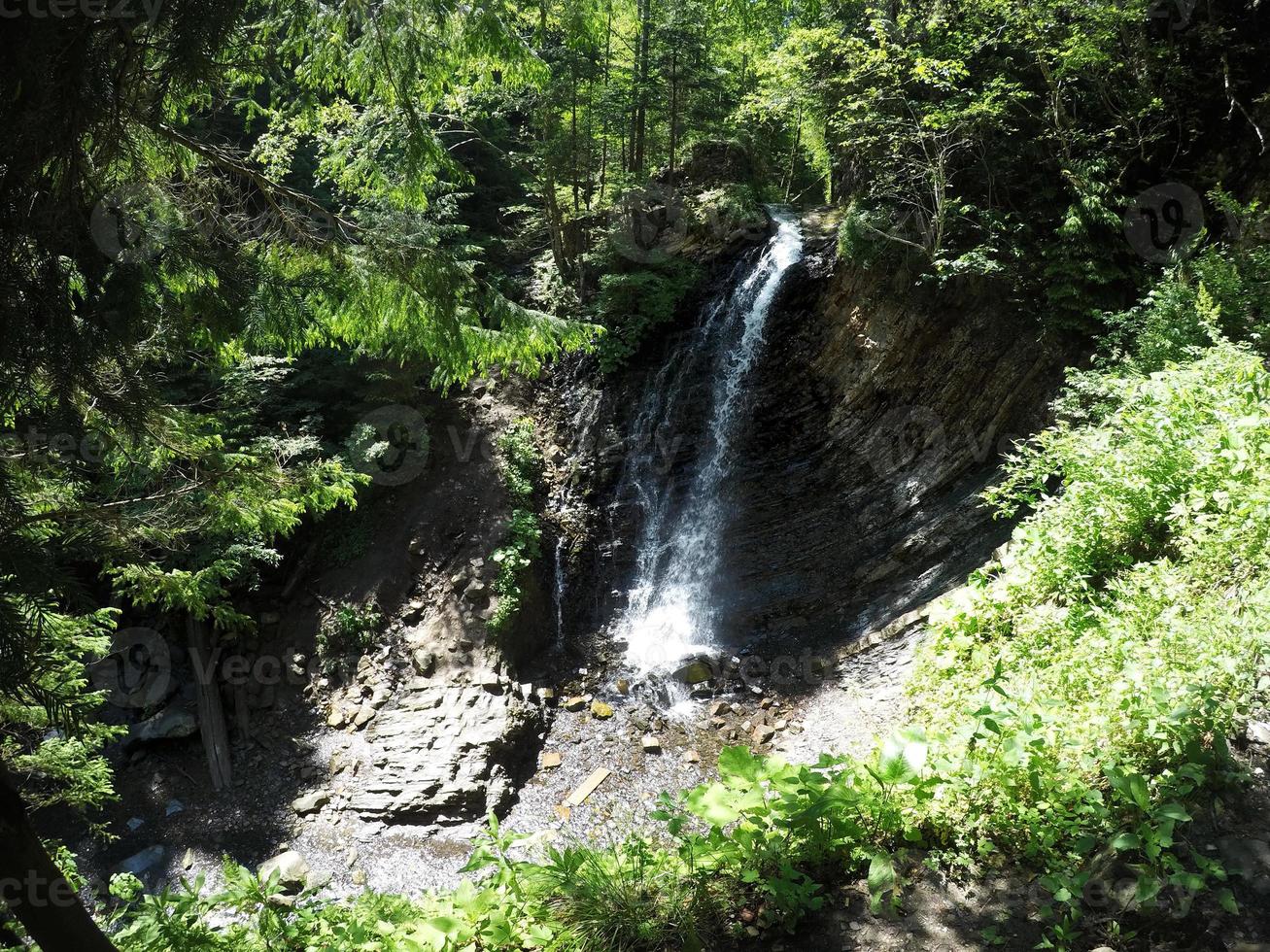 cascada. cascada de montaña en el parque foto