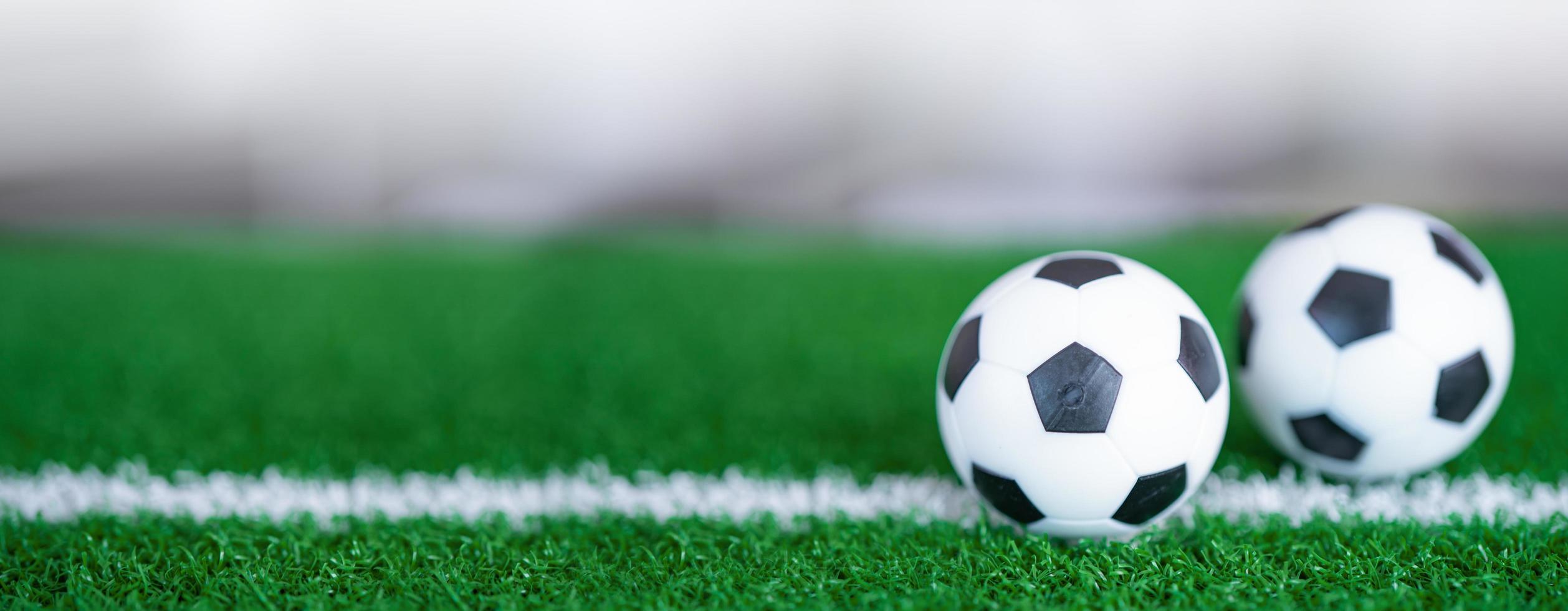 fútbol en césped o campo verde, el deporte más popular del mundo. foto