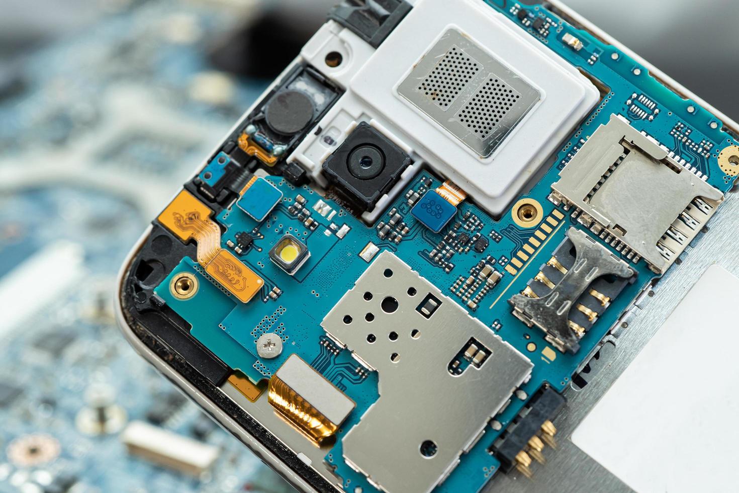 técnico que repara el interior del teléfono móvil con un soldador. circuito integrado. el concepto de datos, hardware, tecnología. foto