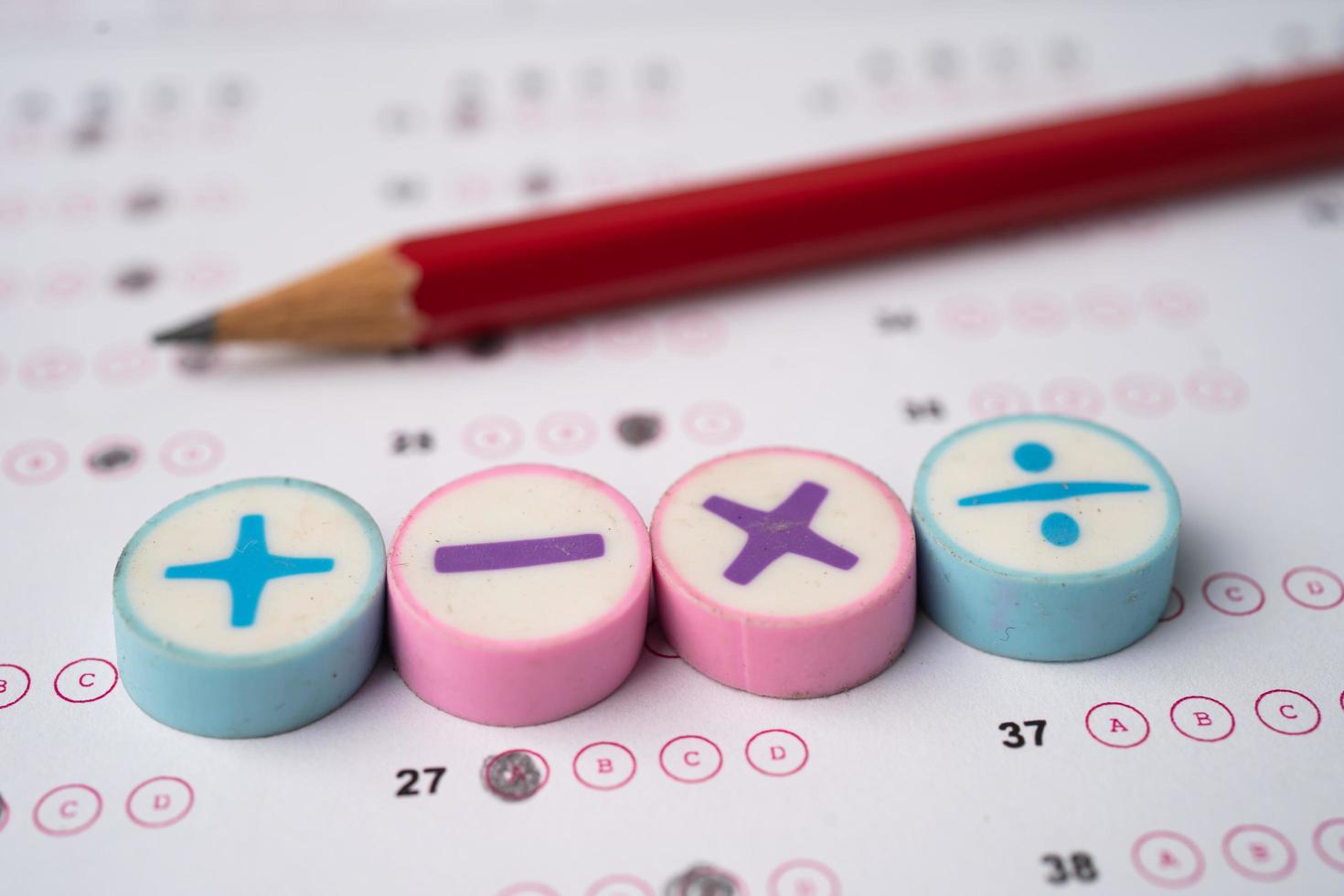 símbolo matemático y lápiz en el fondo de la hoja de respuestas, estudio de educación aprendizaje de matemáticas enseñar concepto. foto