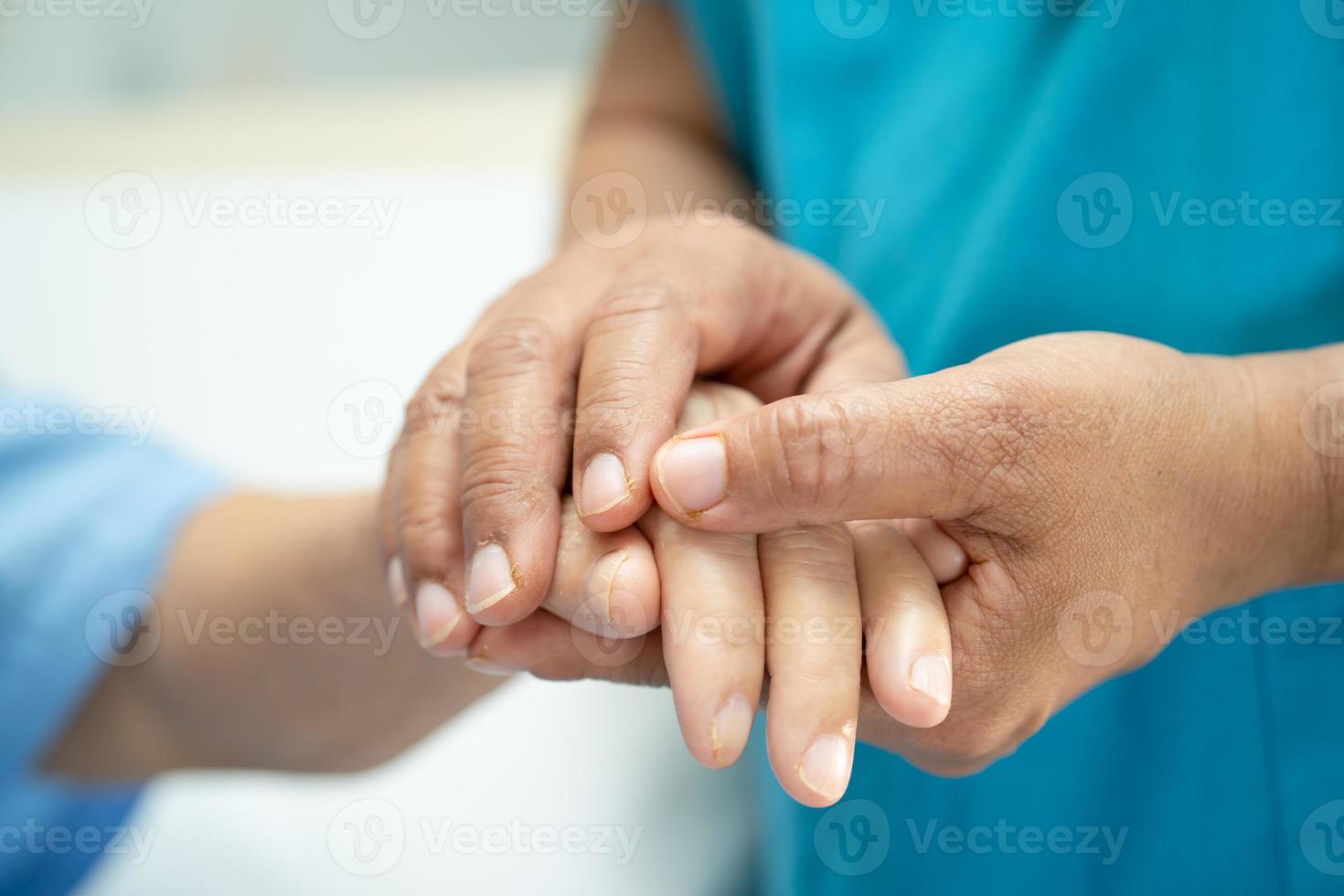 Tomados de la mano anciana asiática o anciana paciente con amor, cuidado, ánimo y empatía en la sala del hospital de enfermería, concepto médico fuerte y saludable foto