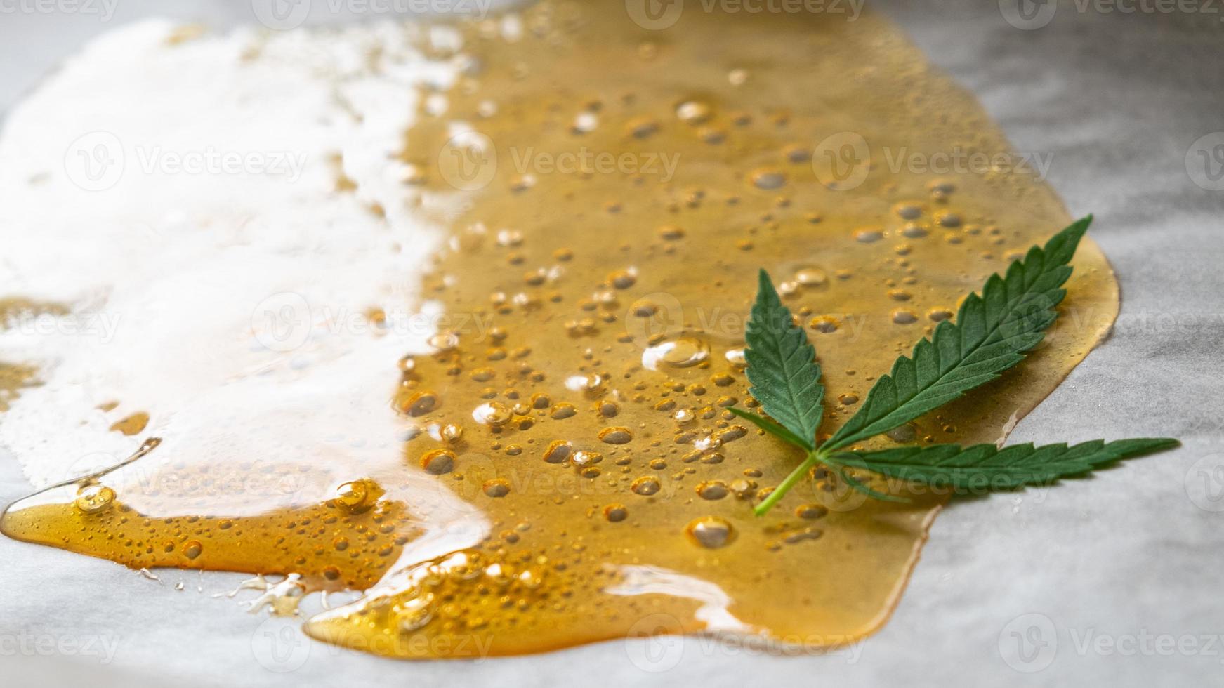 Extracto fuerte de cera de cannabis dorada con alto THC de cerca foto