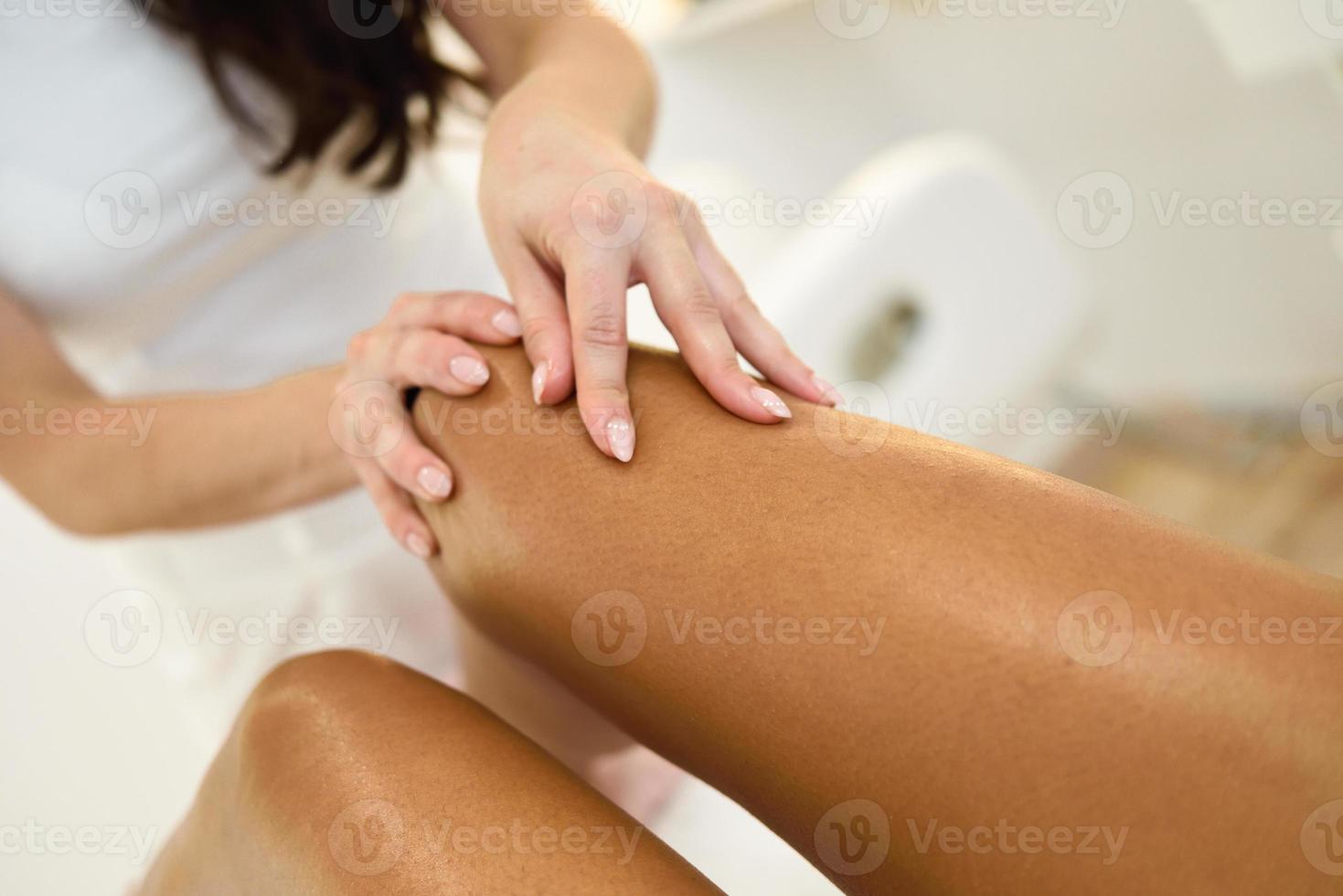 masaje de belleza en la pierna en un salón de belleza. foto