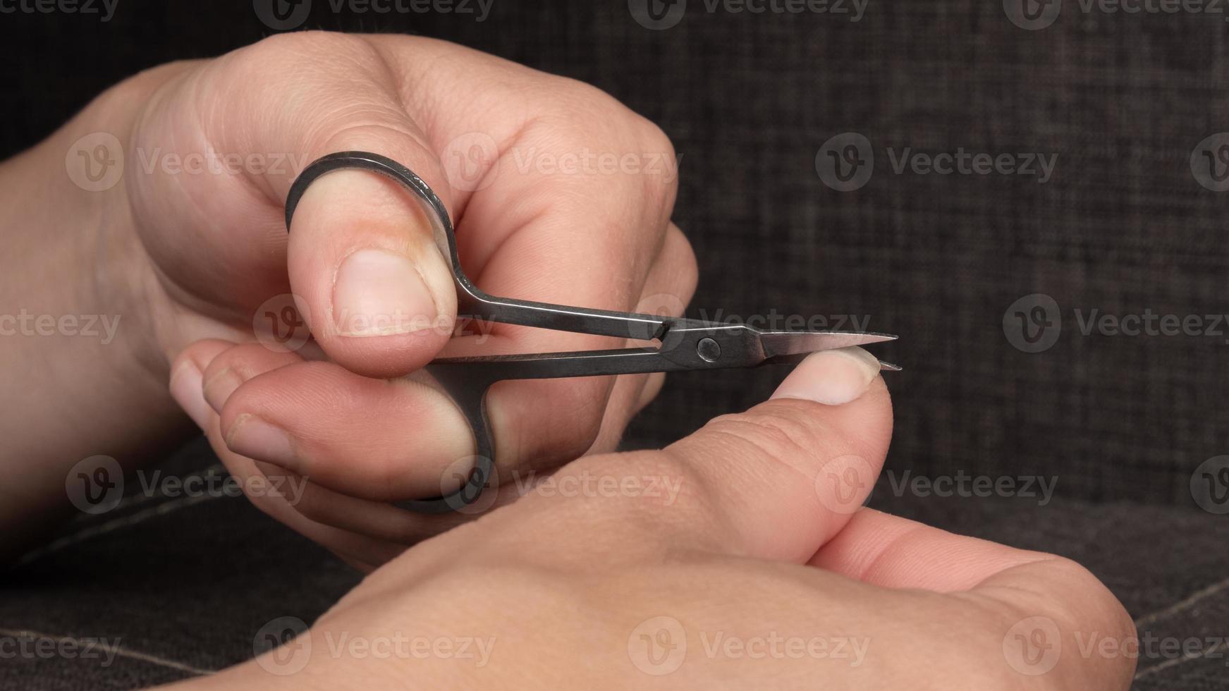 Tijeras de manicura recortar uñas closeup foto