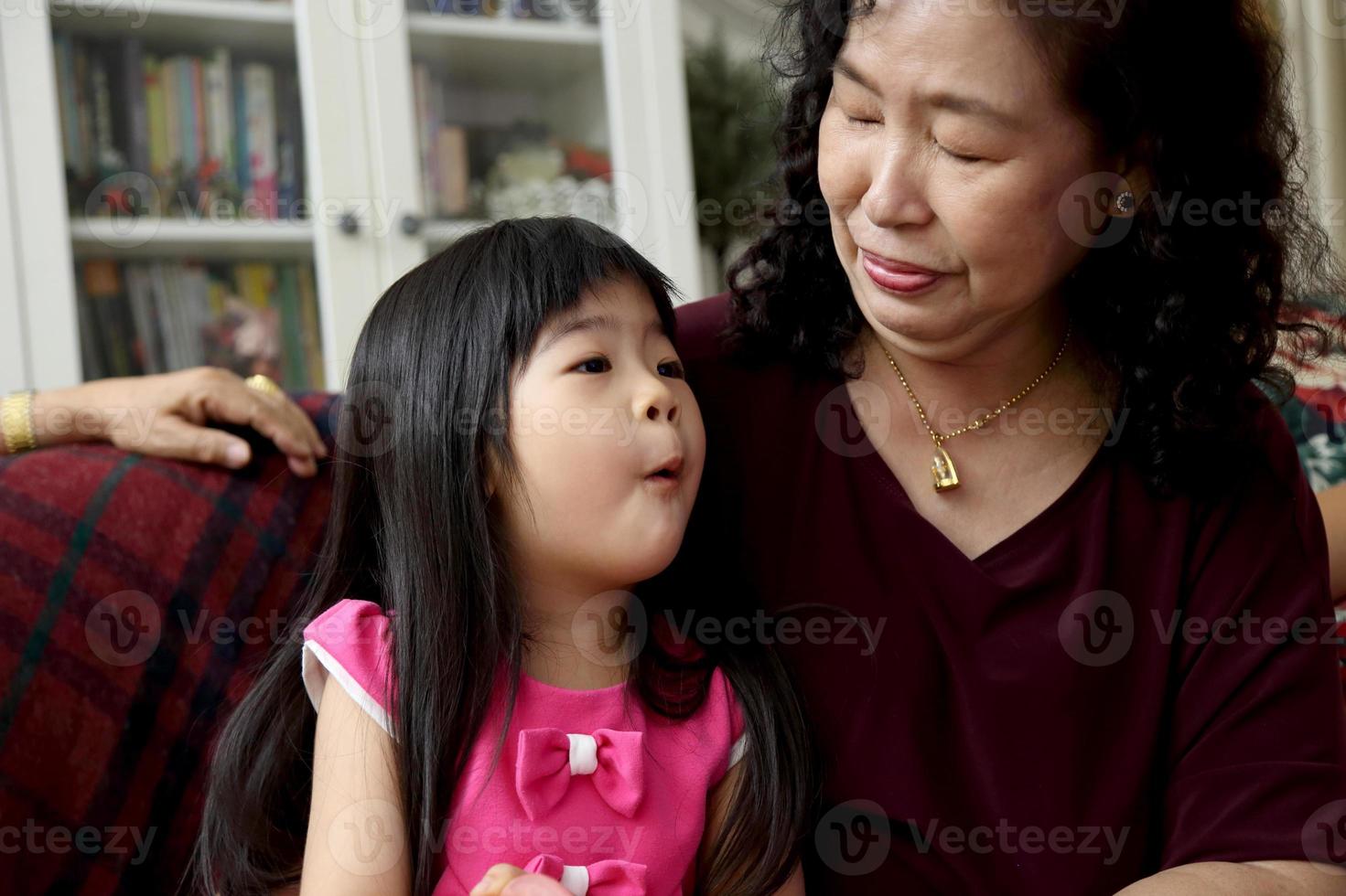 familia en la sala foto