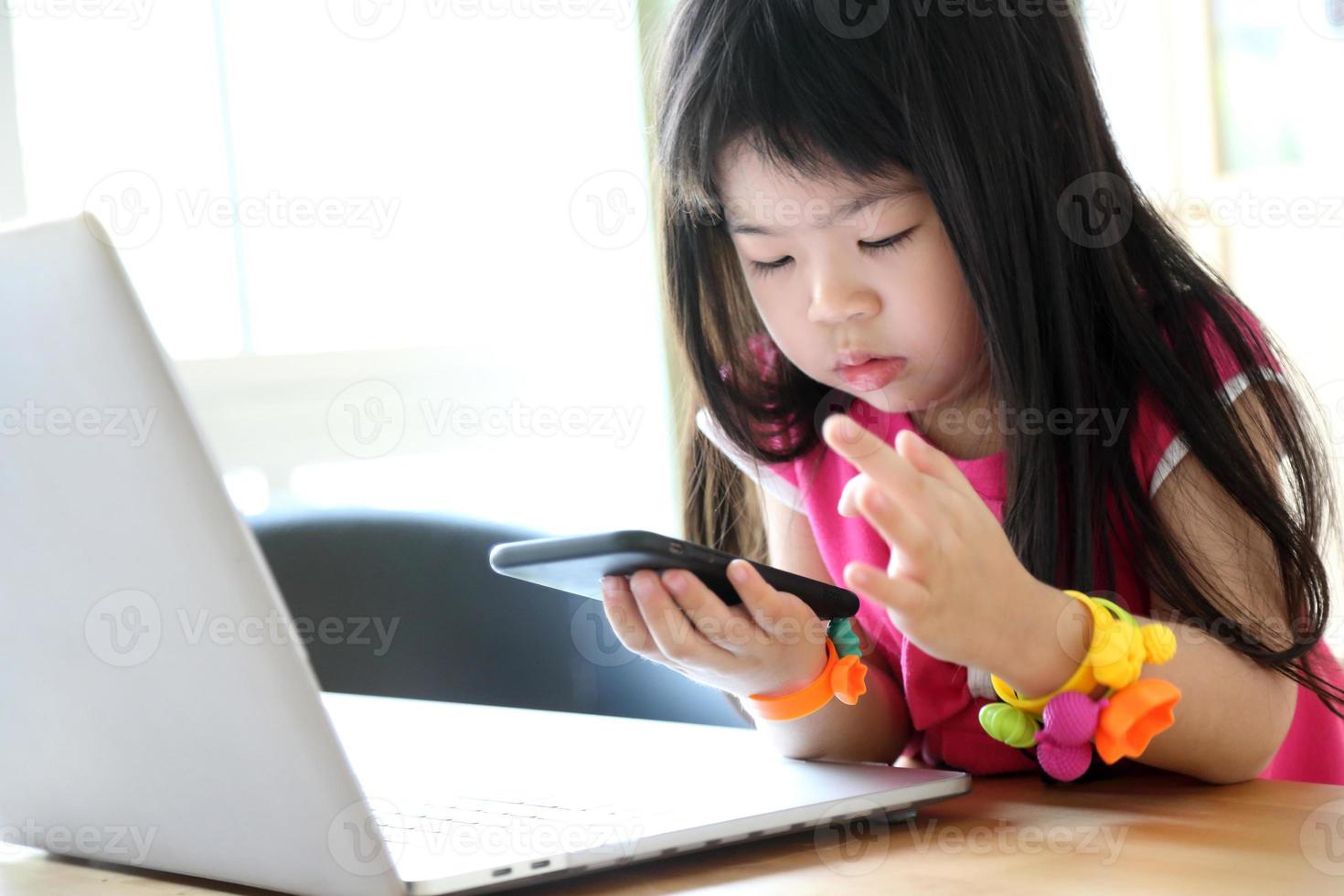 niño con tecnología foto