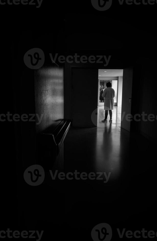 doctor oscuro en un hospital foto