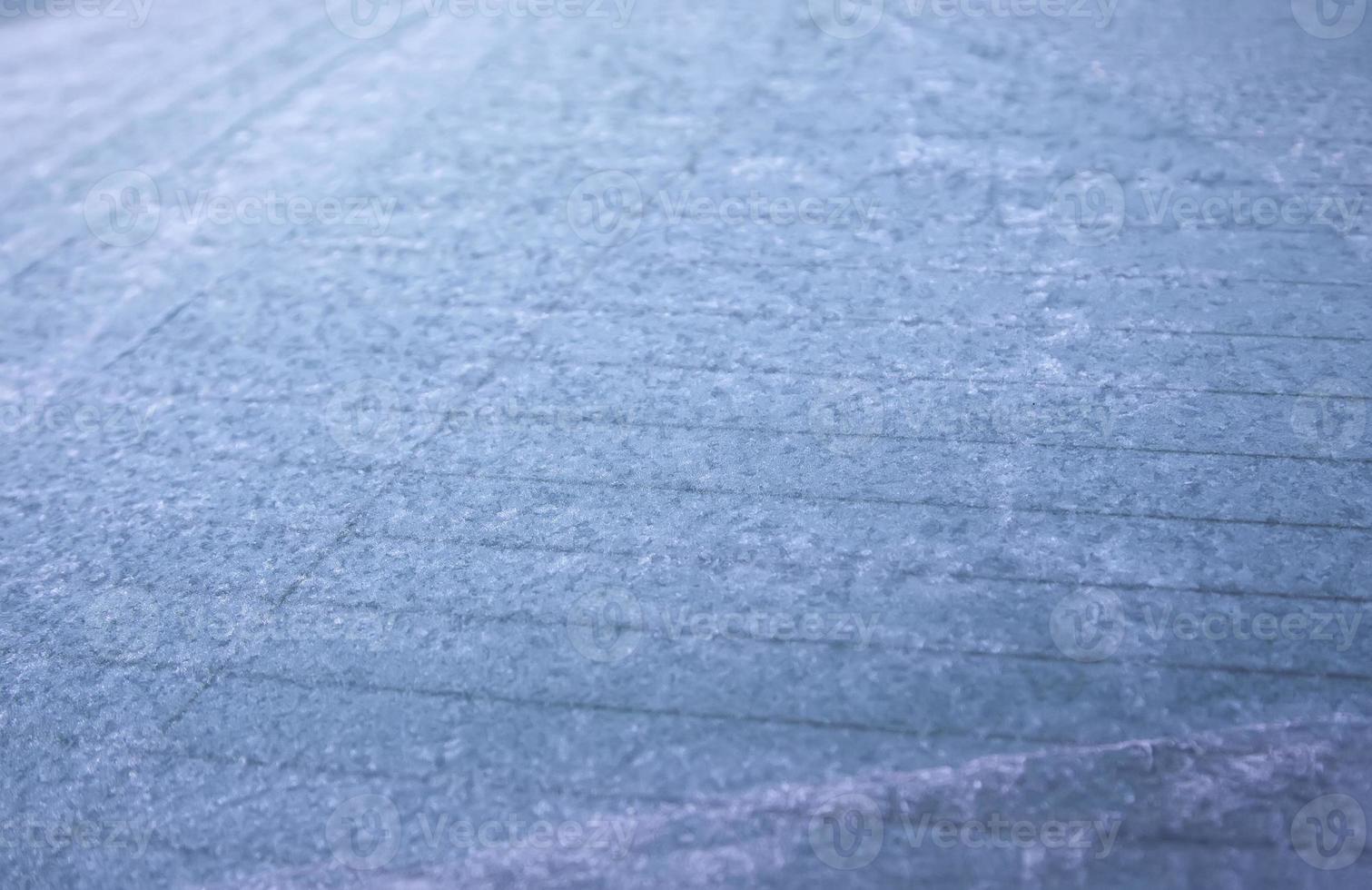 hielo en el cristal del coche foto