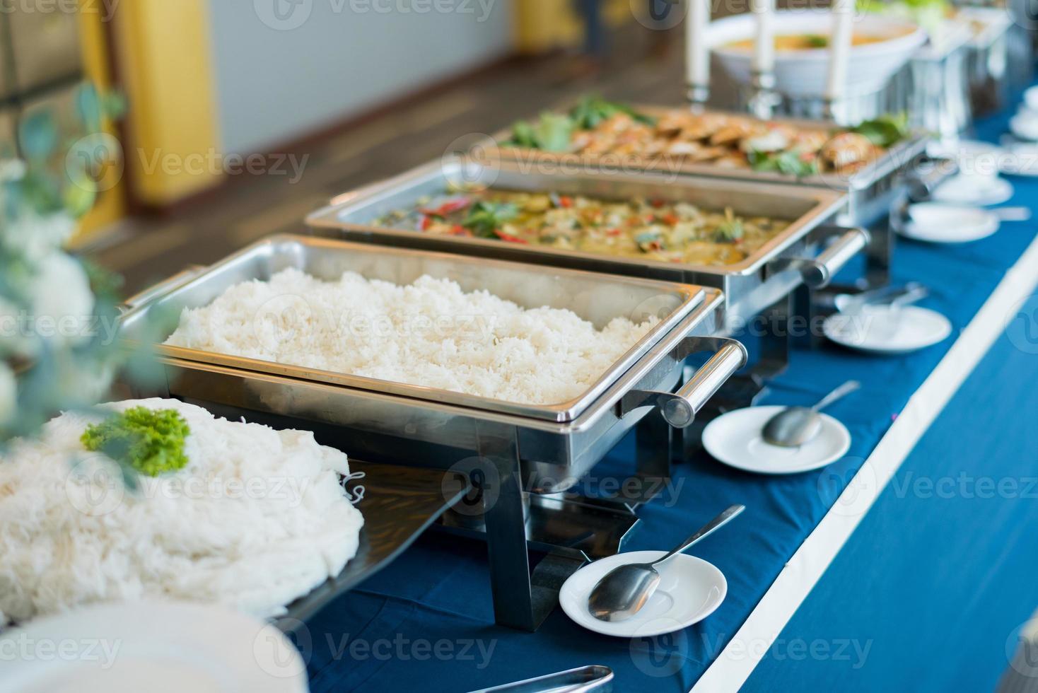 comida buffet, fiesta de comida de catering en un restaurante, mini canapés, bocadillos y aperitivos foto