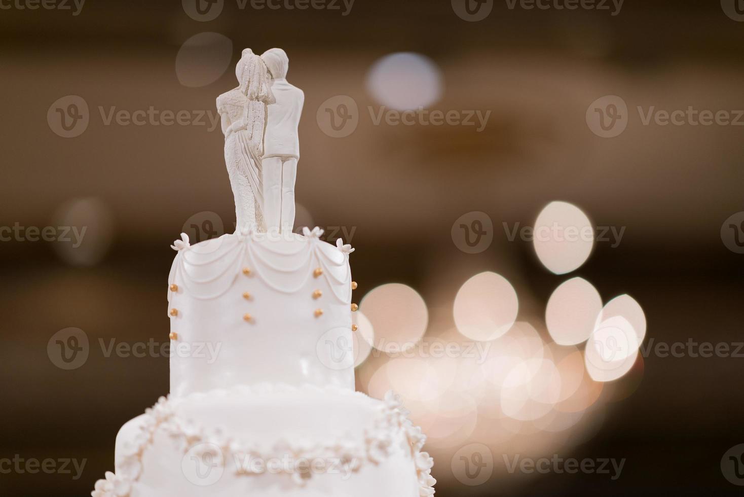 pastel de muñecas de boda, pareja de amor, osito de peluche en el pastel de bodas foto