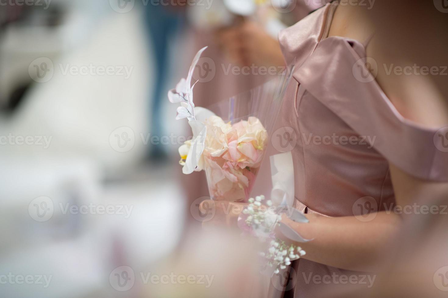 Flor de boda en mano con fondo borroso, ramo de flores foto