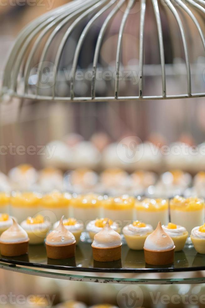 catering comida, postres y dulces, mini canapés, botanas y entremeses, comida para el evento, dulces foto