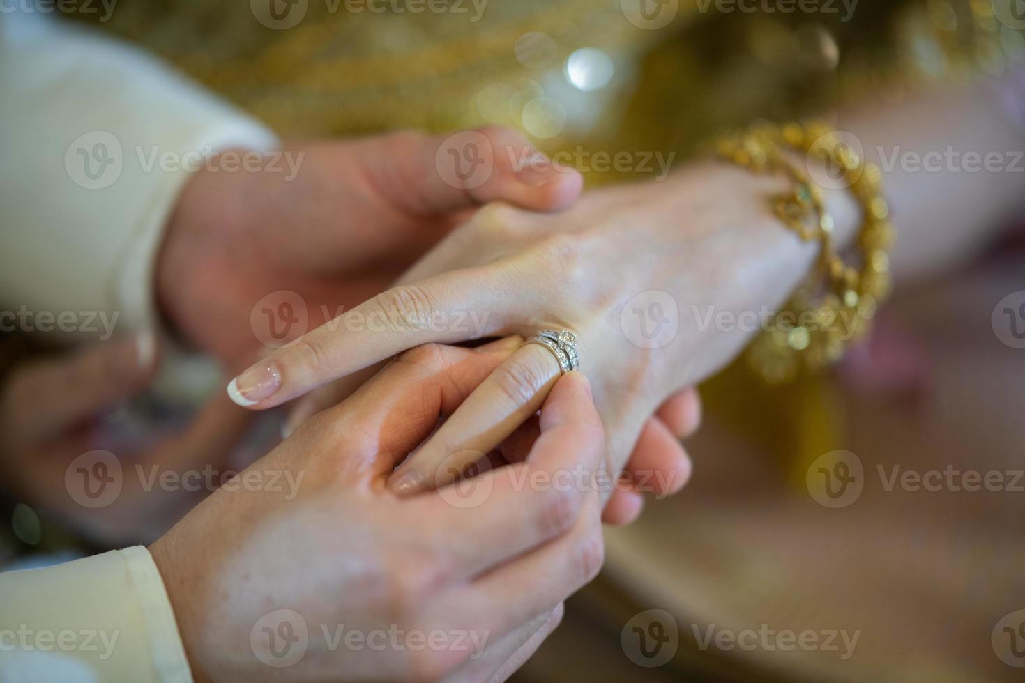 usar un anillo, anillo de bodas, pareja de amor foto