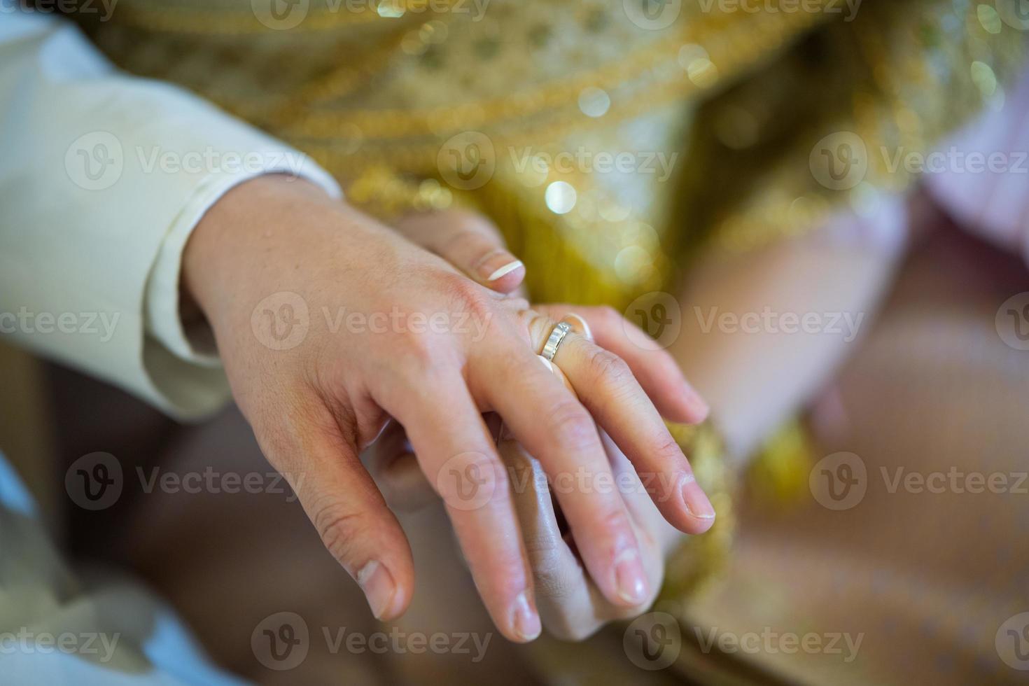 usar un anillo, anillo de bodas, pareja de amor foto