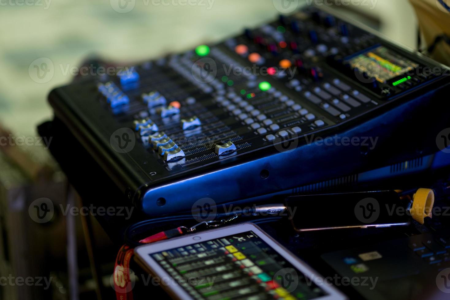 prueba de sonido para concierto, control de mezclador, ingeniero musical, backstage foto