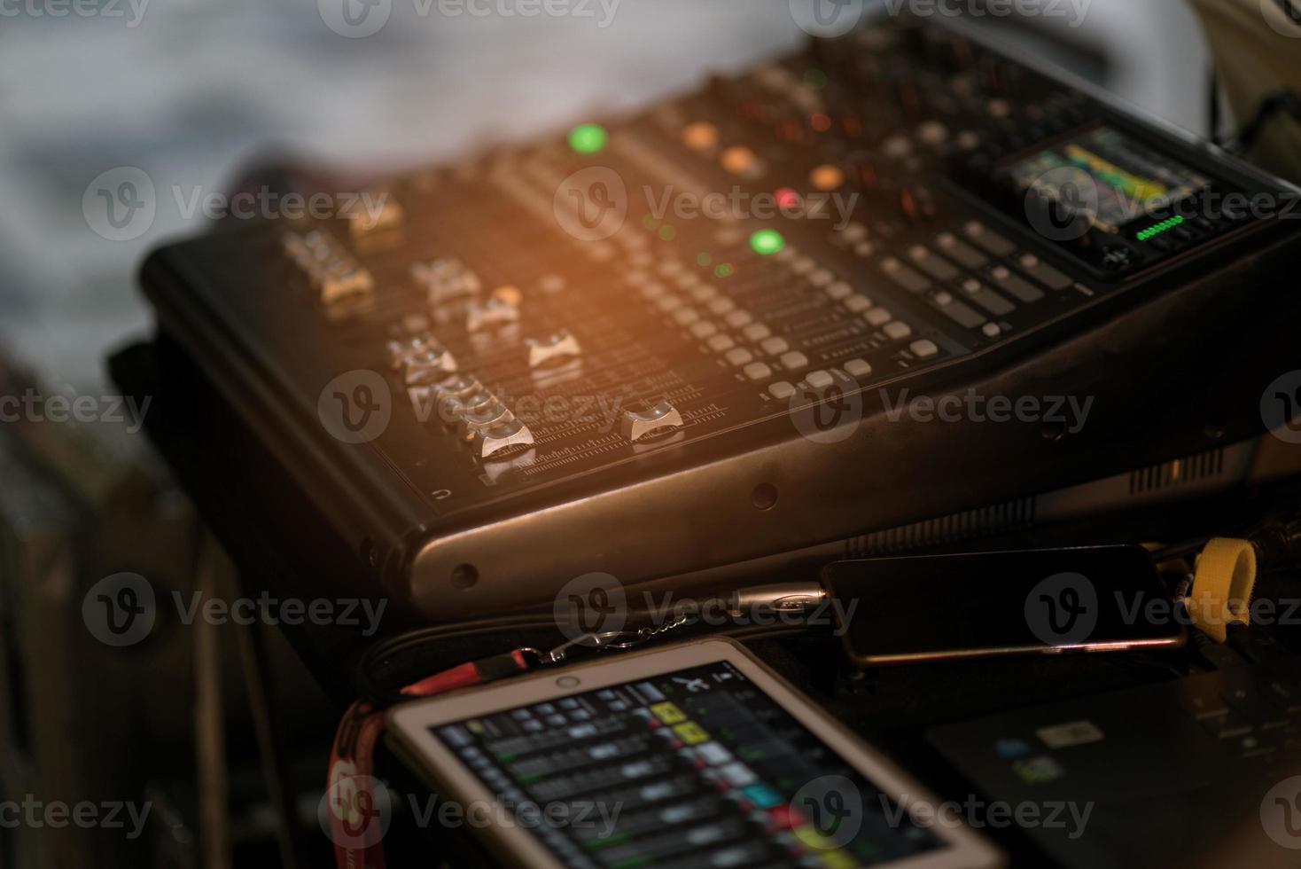 prueba de sonido para concierto, control de mezclador, ingeniero musical, backstage foto