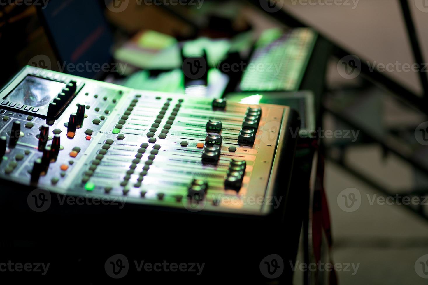 prueba de sonido para concierto, control de mezclador, ingeniero musical, backstage foto