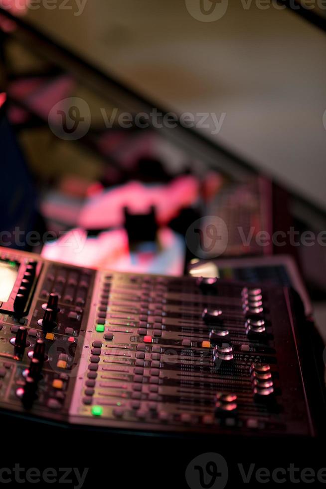 prueba de sonido para concierto, control de mezclador, ingeniero musical, backstage foto
