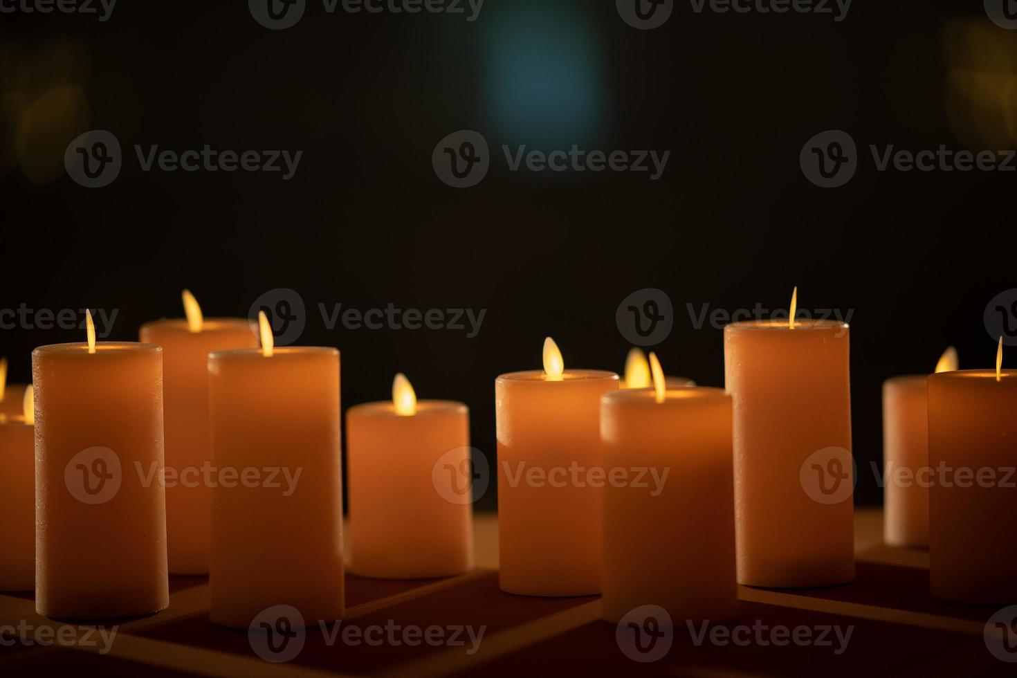 Vela en la oscuridad, vela de boda con fondo borroso foto