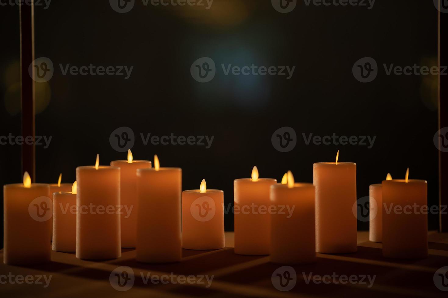 Vela en la oscuridad, vela de boda con fondo borroso foto