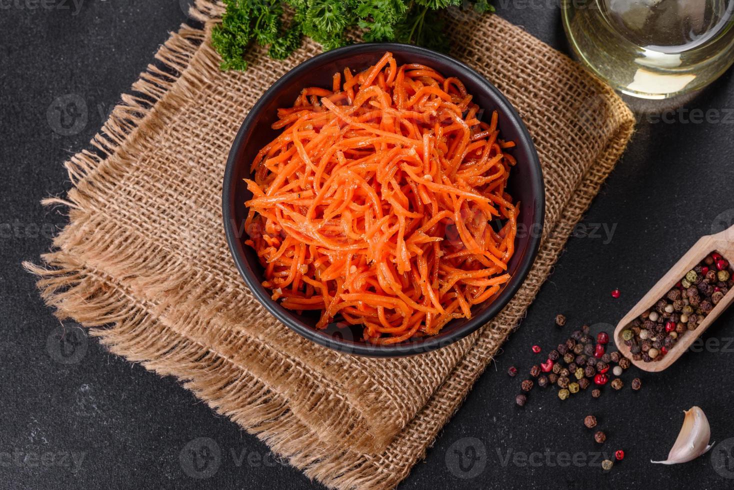 Deliciosas zanahorias coreanas picante jugosas brillantes en platos de cerámica foto