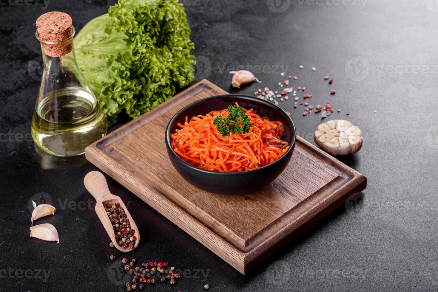 Deliciosas zanahorias coreanas picante jugosas brillantes en platos de cerámica foto