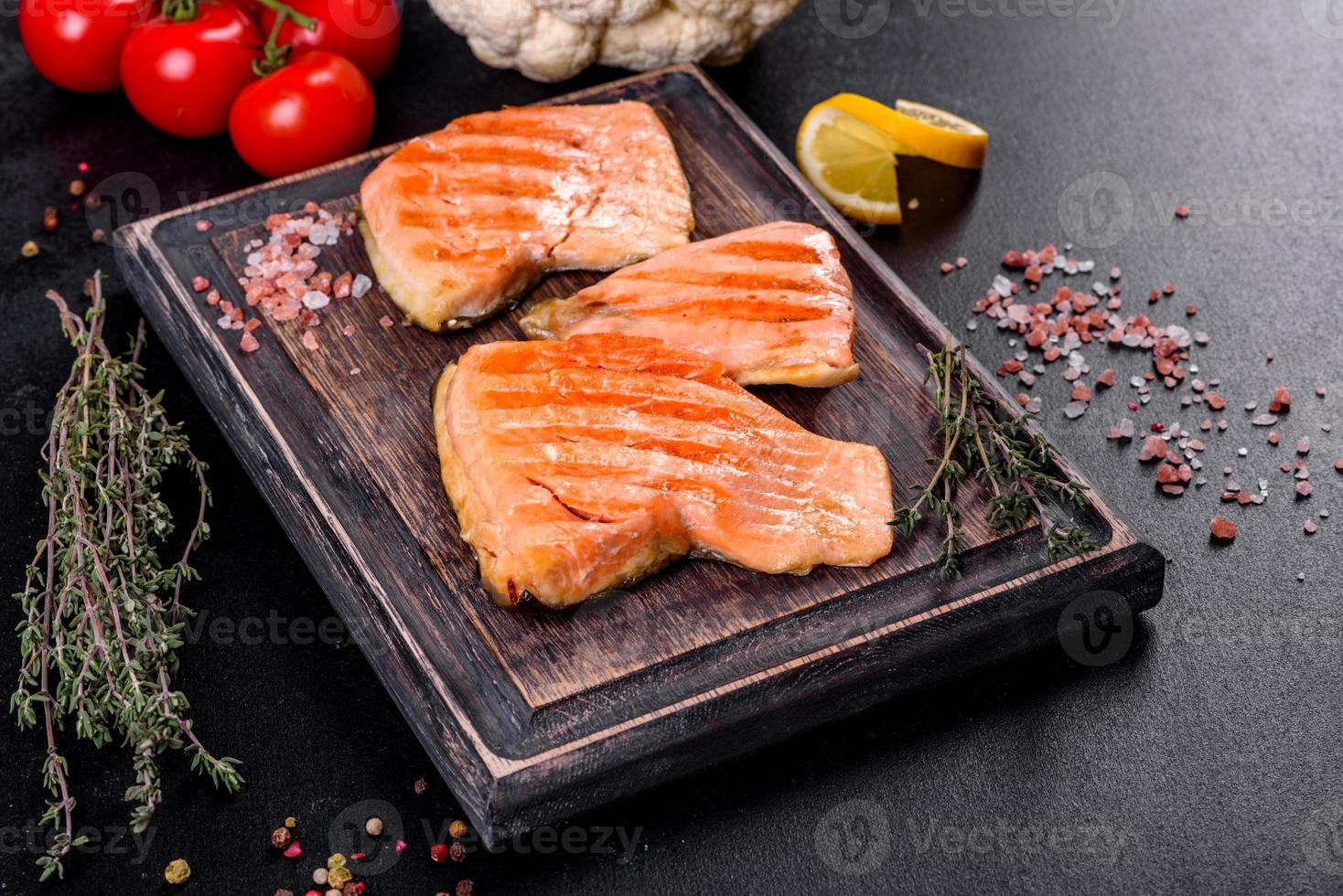 Sabroso pescado rojo fresco al horno a la parrilla ártica foto