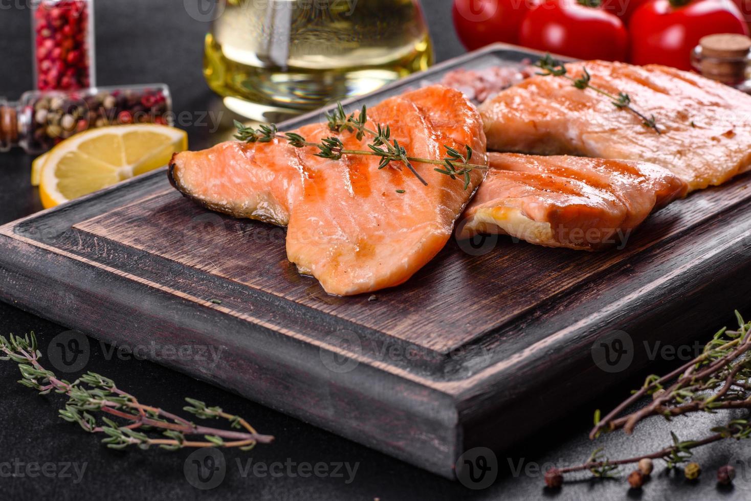 Sabroso pescado rojo fresco al horno a la parrilla ártica foto