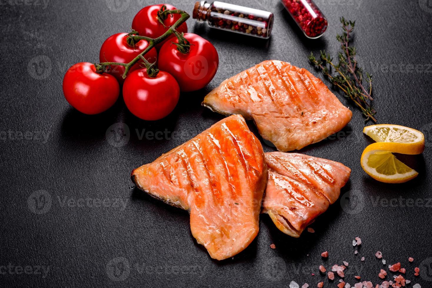 Sabroso pescado rojo fresco al horno a la parrilla ártica foto