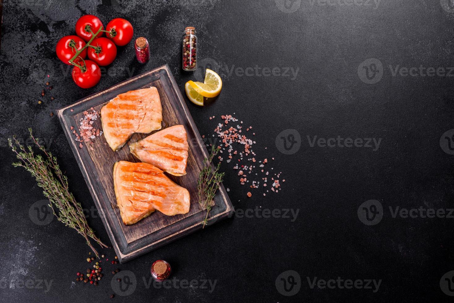 Sabroso pescado rojo fresco al horno a la parrilla ártica foto