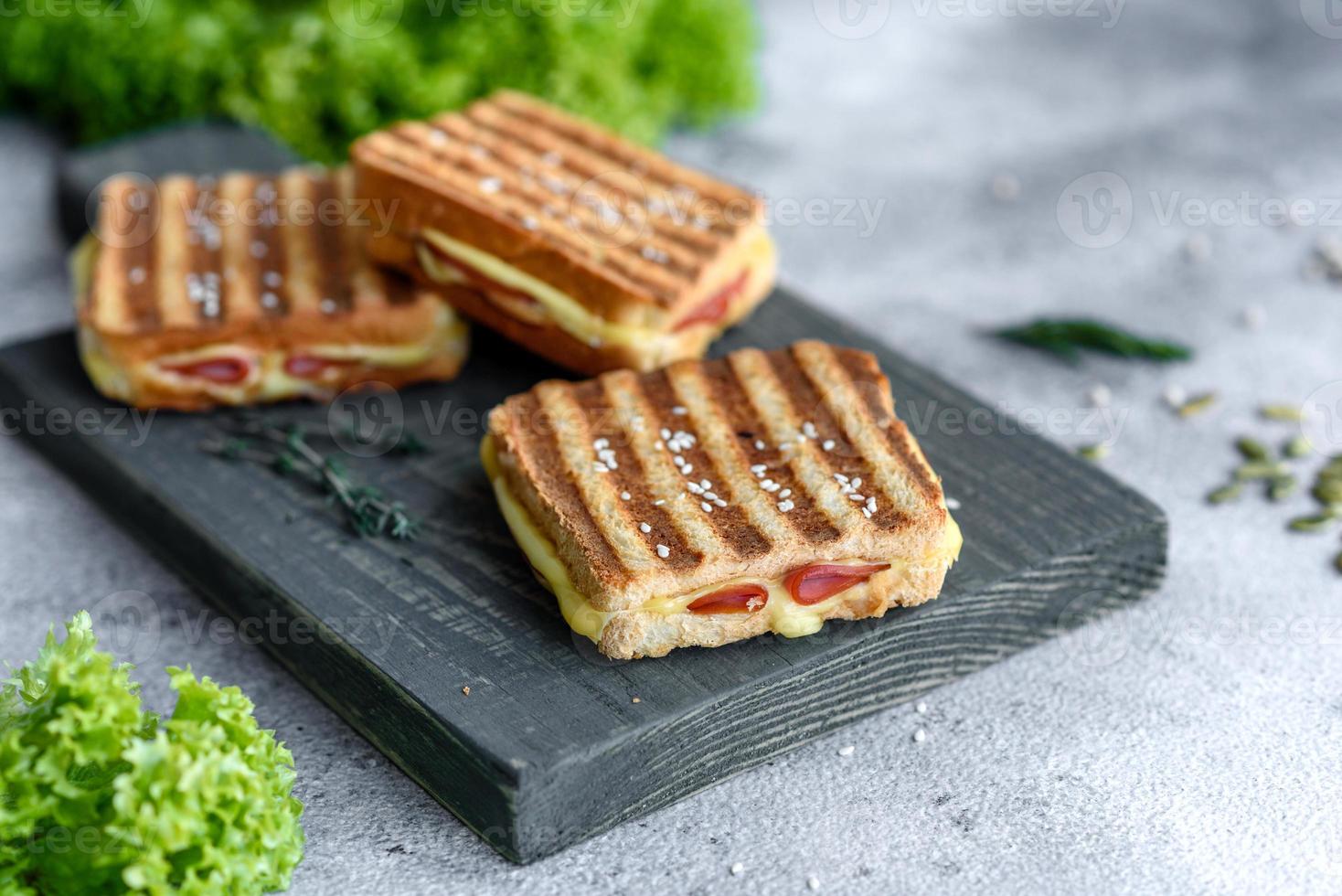 Deliciosas tostadas frescas a la parrilla con queso y jamón. foto