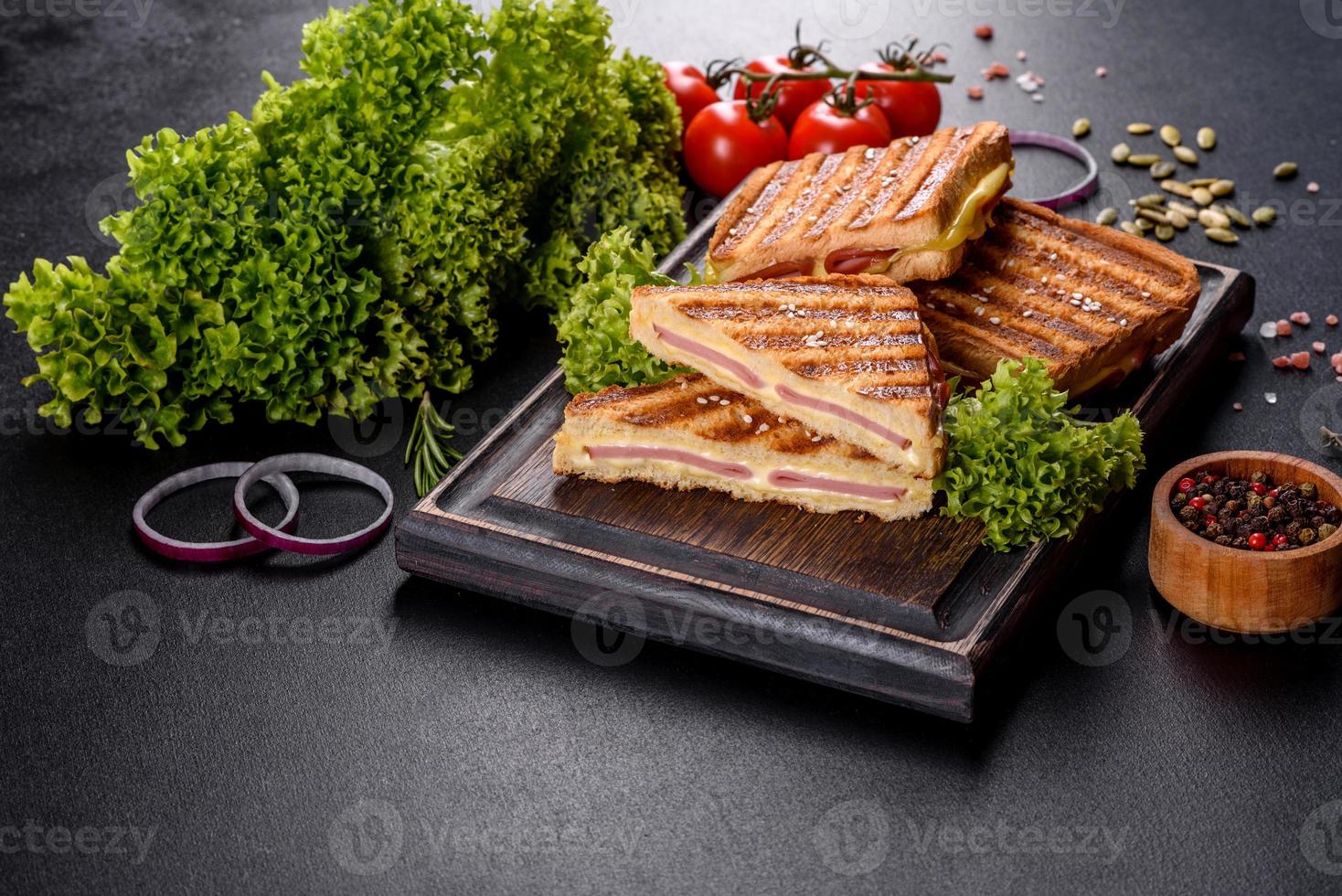 Deliciosas tostadas frescas a la parrilla con queso y jamón. foto