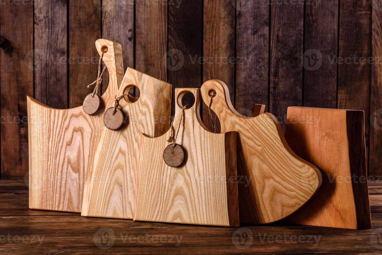 Conjunto de hermosas tablas de cortar de madera sobre una mesa de madera foto